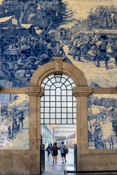 ingresso alla stazione ferroviaria di sao bento decorato con piastrelle dipinte. - architettura ed edifici foto e immagini stock