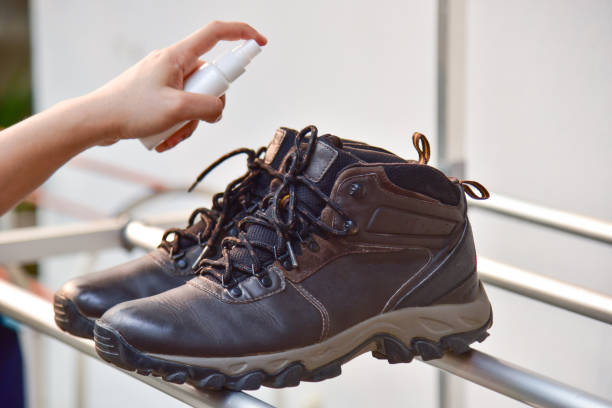 bota de excursionismo apestoso. proceso de limpieza de zapatos - clean feet fotografías e imágenes de stock