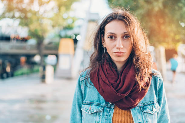 retrato de uma mulher séria na rua - wind scarf women people - fotografias e filmes do acervo