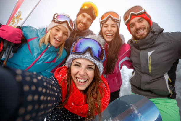 grupo de amigos que se divierten en la nieve y haciendo selfie - skiing snow couple mountain fotografías e imágenes de stock