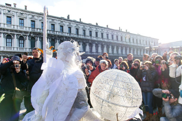 kobiety z białym kostiumem w karnawale w wenecji, włochy. 12 lutego 2013 r. - carnival 2013 veneto venice italy people zdjęcia i obrazy z banku zdjęć