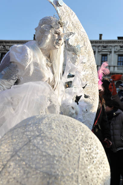 kobiety z białym kostiumem w karnawale w wenecji, włochy. 12 lutego 2013 r. - carnival 2013 veneto venice italy people zdjęcia i obrazy z banku zdjęć