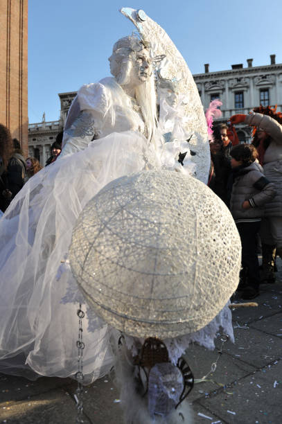 kobiety z białym kostiumem w karnawale w wenecji, włochy. 12 lutego 2013 r. - carnival 2013 veneto venice italy people zdjęcia i obrazy z banku zdjęć