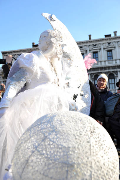 kobiety z białym kostiumem w karnawale w wenecji, włochy. 12 lutego 2013 r. - carnival 2013 veneto venice italy people zdjęcia i obrazy z banku zdjęć