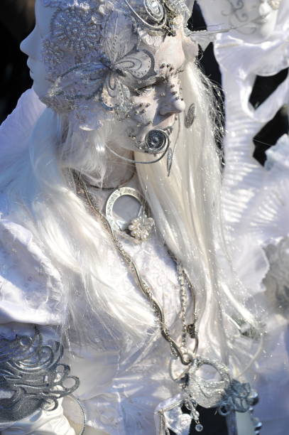 kobiety z białym kostiumem w karnawale w wenecji, włochy. 12 lutego 2013 r. - carnival 2013 veneto venice italy people zdjęcia i obrazy z banku zdjęć