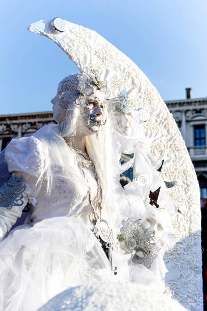 kobiety z białym kostiumem w karnawale w wenecji, włochy. 12 lutego 2013 r. - carnival 2013 veneto venice italy people zdjęcia i obrazy z banku zdjęć