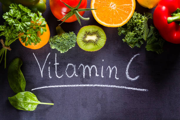 frutas y verduras ricas en vitamina c con la inscripción de la palabra blanco de tiza. - vegetable vitamin a tomato vitamin c fotografías e imágenes de stock