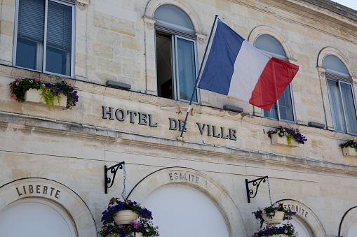 Francés de la bandera que agita sobre un pasillo de ciudad photo