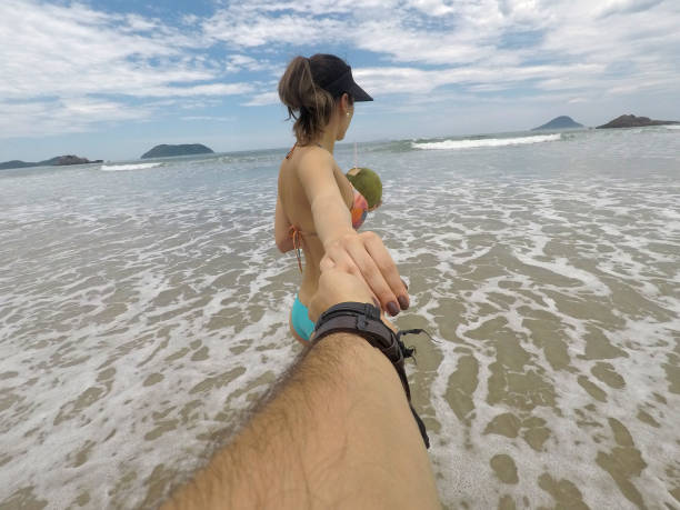 해변에는 selfie를 복용 하는 브라질 영 커플 - holding hands honeymoon dating flirting 뉴스 사진 이미지