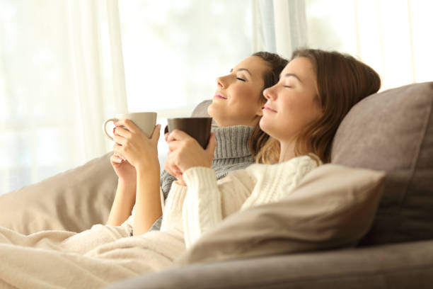 colocataires détendues en hiver à la maison - friendship coffee home interior women photos et images de collection