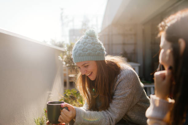 momento per noi - balcony women patio coffee foto e immagini stock