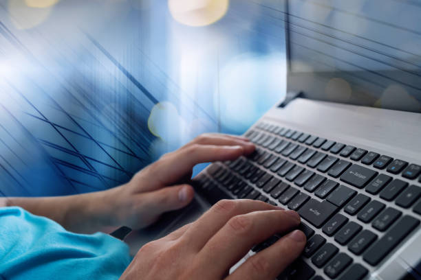руки человека, печатающие на клавиатуре ноутбука в офисе. человек просмотра информации в интернете. внештатный блогов, он поддерживает кон� - www internet http blue стоковые фото и изображения