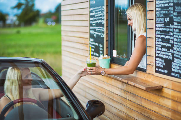 secretaria mujer caffe autocinema con batido de frutas - drive in restaurant fotografías e imágenes de stock