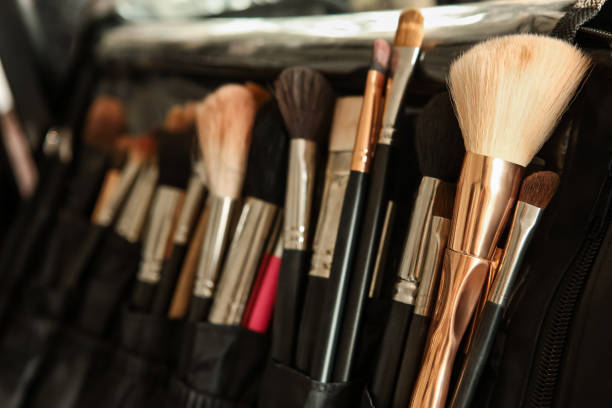 make up brushes in bag - foundation paintbrush make up brush femininity imagens e fotografias de stock