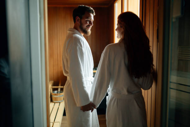 piękna para relaksująca się w saunie - health spa couple spa treatment towel zdjęcia i obrazy z banku zdjęć