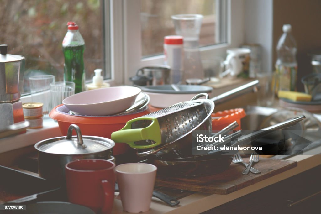 Sale dans l'évier de plats - Photo de Cuisine libre de droits