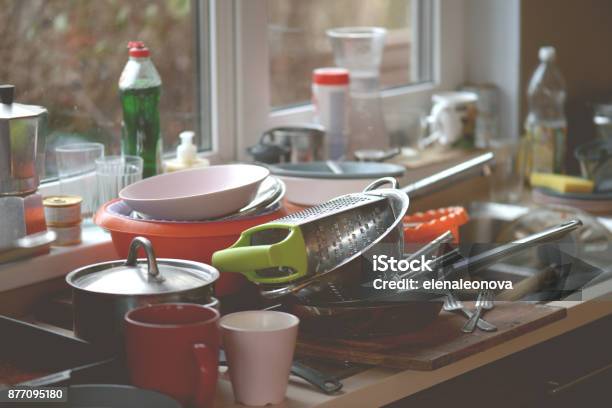 Photo libre de droit de Sale Dans Lévier De Plats banque d'images et plus d'images libres de droit de Cuisine - Cuisine, En désordre, Lavabo et évier