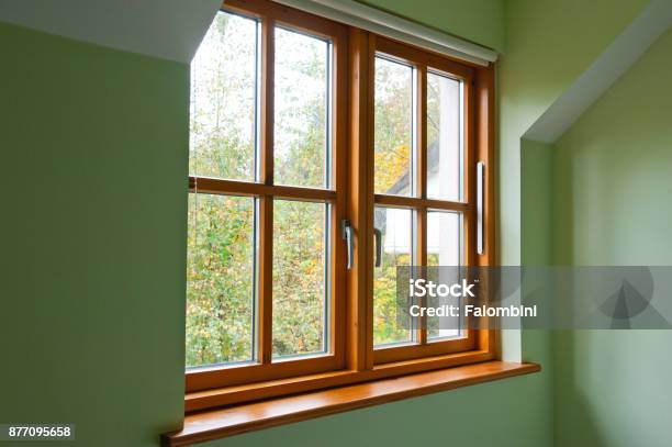 Hölzerne Fenster Stockfoto und mehr Bilder von Fenster - Fenster, Holz, Wohnhaus