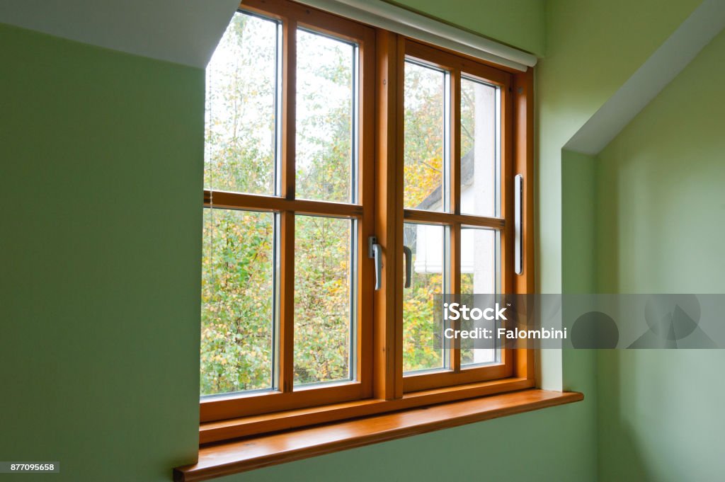 Fenêtre en bois - Photo de Fenêtre libre de droits