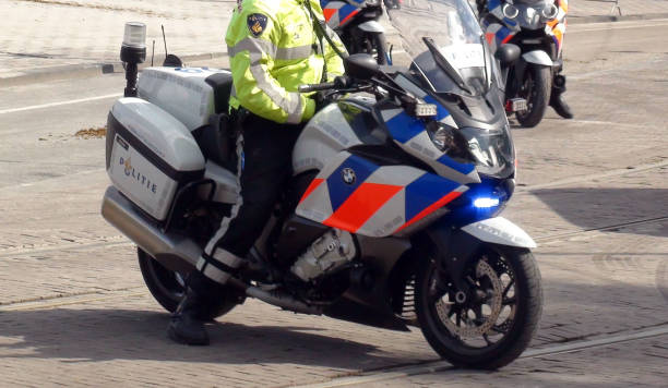 nederlandse politieagenten op de scène van de motorfiets in den haag, nederland - prinsjesdag stockfoto's en -beelden