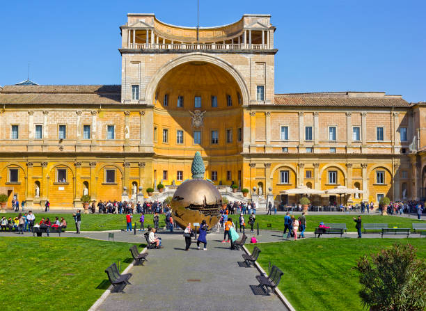 pátio do museu do vaticano, com muitas pessoas ao redor - italy ancient architecture art - fotografias e filmes do acervo