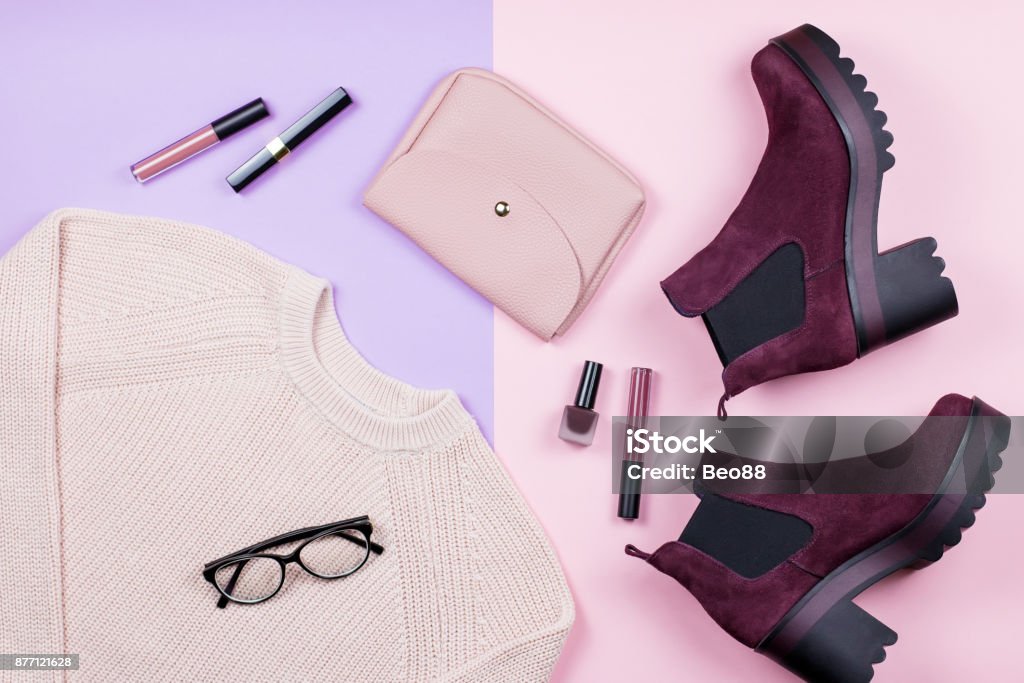 Herbst weibliche Kleidung und Accessoires auf Pastell Hintergrund. - Lizenzfrei Kleidung Stock-Foto