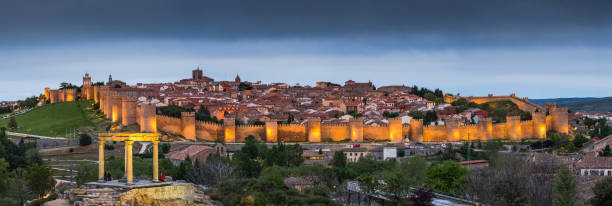 вечером сшитые панорама авила, испания - castile and leon стоковые фото и изображения