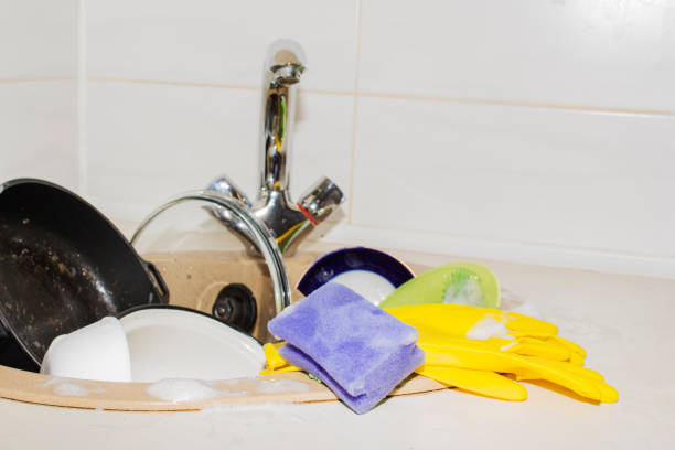 huge heap of dirty dishes waiting for the flatmate - sink domestic kitchen kitchen sink faucet imagens e fotografias de stock