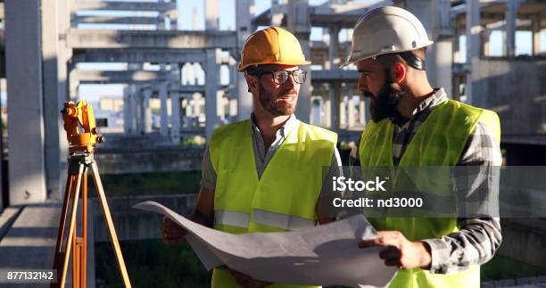 Photo libre de droit de Portrait Dingénieurs En Construction Travaillant Sur Le Chantier banque d'images et plus d'images libres de droit de Architecte