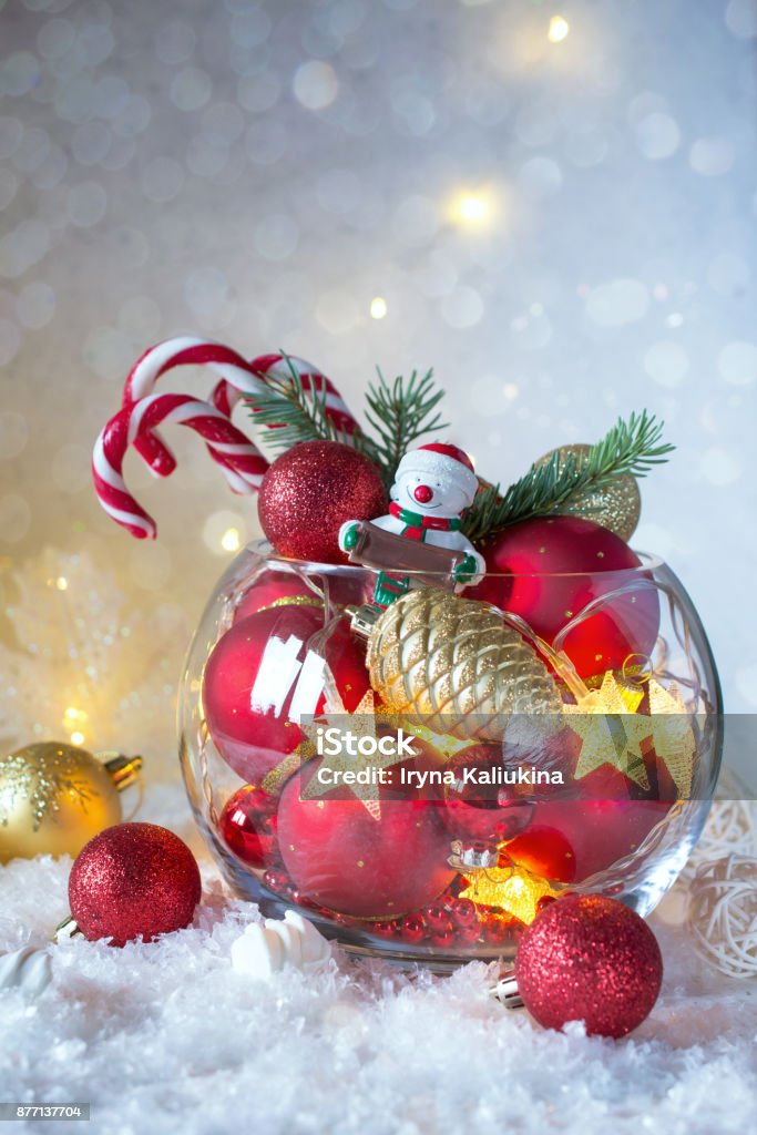 Foto de Natal Ou Ano Novo Decoração Brilhante Em Vaso De Vidro Com Bastões  De Doces Em Fundo De Neve e mais fotos de stock de A Data - iStock