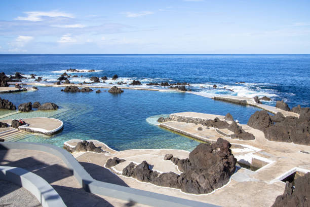 piscine de roche naturelle à porto moniz, madère, portugal - water rock landscape cliff photos et images de collection