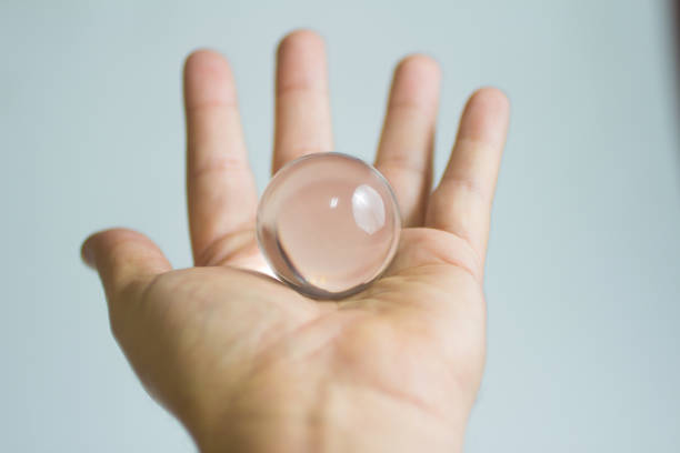 kryształowa kula kulowa przezroczysta pod ręką - transparent crystal crystal ball human hand zdjęcia i obrazy z banku zdjęć