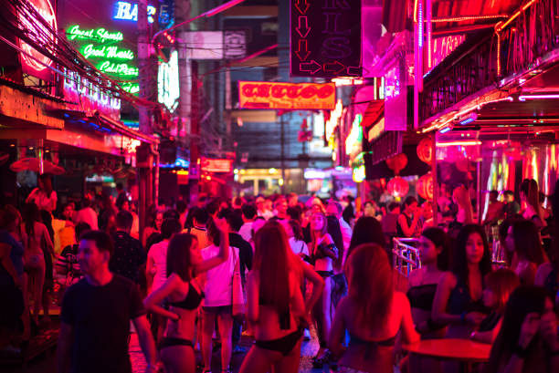 jeunes femmes en bikini dans soi cowboy, bangkok - gogo bar photos et images de collection