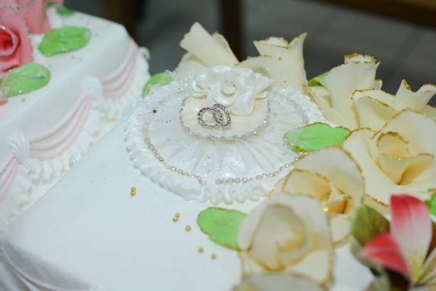 Wedding cake whit rings and flower.