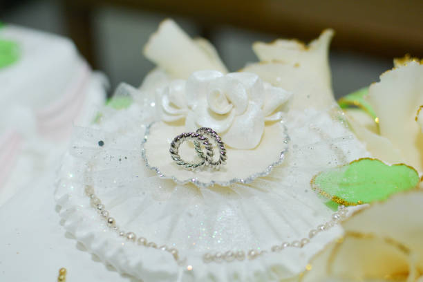 istock Wedding cake whit rings and flower 877177826