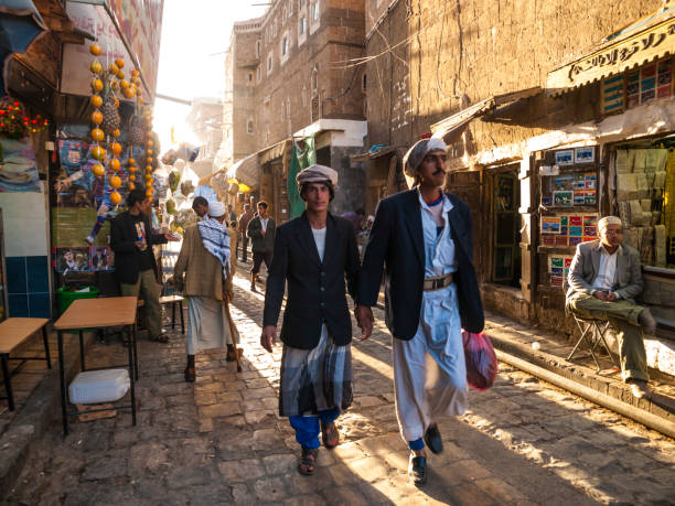 mercato di strada a sana'a - yemen foto e immagini stock