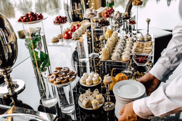 kelner restauracyjnie serwujący stół z jedzeniem - restaurant waiter table wait staff zdjęcia i obrazy z banku zdjęć