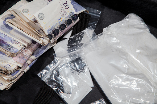Delito de drogas de UK. Dinero en efectivo y cocaína. Un efectivo de concesionarios de venta de drogas ilegales. photo