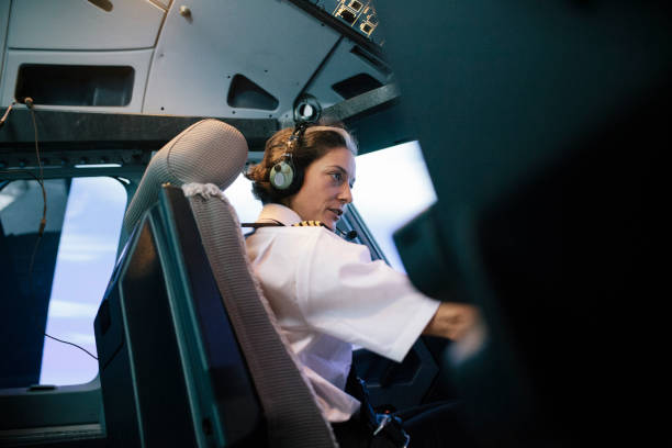 istruttore di volo seduto in simulatore cockpit che opera aereo - captain foto e immagini stock