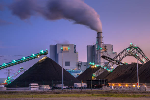 eemshaven の動力を与えられた植物を石炭します。 - large business chimney cloud ストックフォトと画像