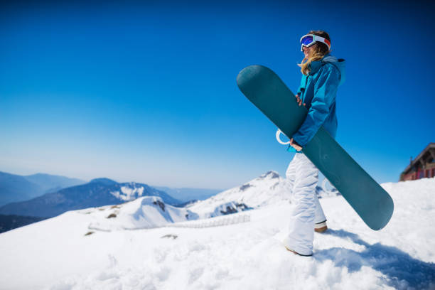 joven mujer practicante de snowboard - snowboarding snowboard women teenager fotografías e imágenes de stock