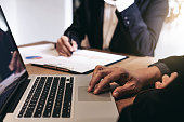 business-team-meeting-arbeiten-mit-neuen-startprojekt-diskussion-und-analysedaten-der-diagramme.jpg?b=1&s=170x170&k=20&c=4_QhyAo24rWc_bweTLN-w_zdLV4LAu9KJ-uOdvlowYs=