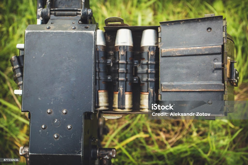 Lance-grenades antiblindés arme sur le sol - Photo de Armement libre de droits Lance-grenades antiblindés arme sur le sol - Photo de Armement libre de droits