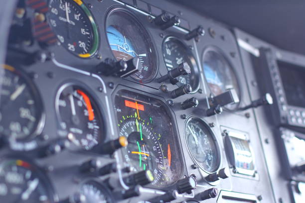 périphérique dans le poste de pilotage pilote - helicopter cockpit airplane speedometer photos et images de collection