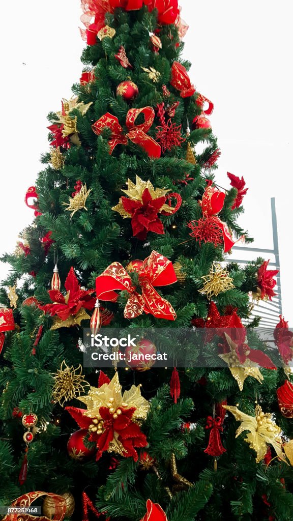 Foto de Vermelho E Dourado Decorado A Árvore De Natal e mais fotos de stock  de Artigo de decoração - Artigo de decoração, Beleza, Bola - iStock
