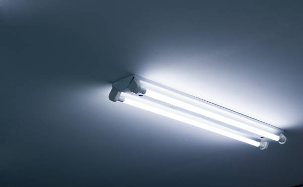 neon lampe oder fluoreszierende leuchtröhre wandmontage mit textfreiraum - prison architecture black white stock-fotos und bilder