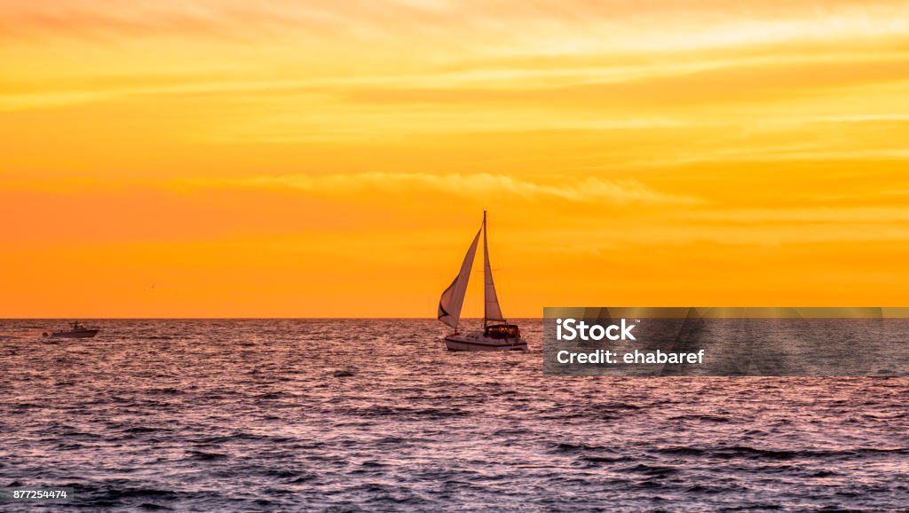 Segelboot auf dem Meer bei Sonnenuntergang - Lizenzfrei Abenteuer Stock-Foto