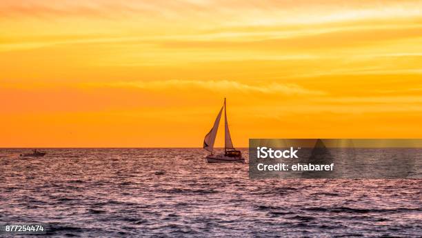 Segelboot Auf Dem Meer Bei Sonnenuntergang Stockfoto und mehr Bilder von Abenteuer - Abenteuer, Alles hinter sich lassen, Biegung