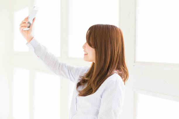woman to see a smart phone