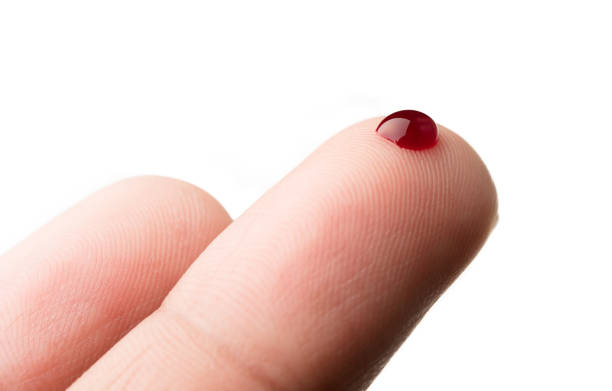 kropla krwi na palcu na białym tle - wound blood human finger physical injury zdjęcia i obrazy z banku zdjęć